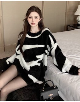        【READY STOCK】Free Shipping Asymmetrical Pattern Over-Size Sweater